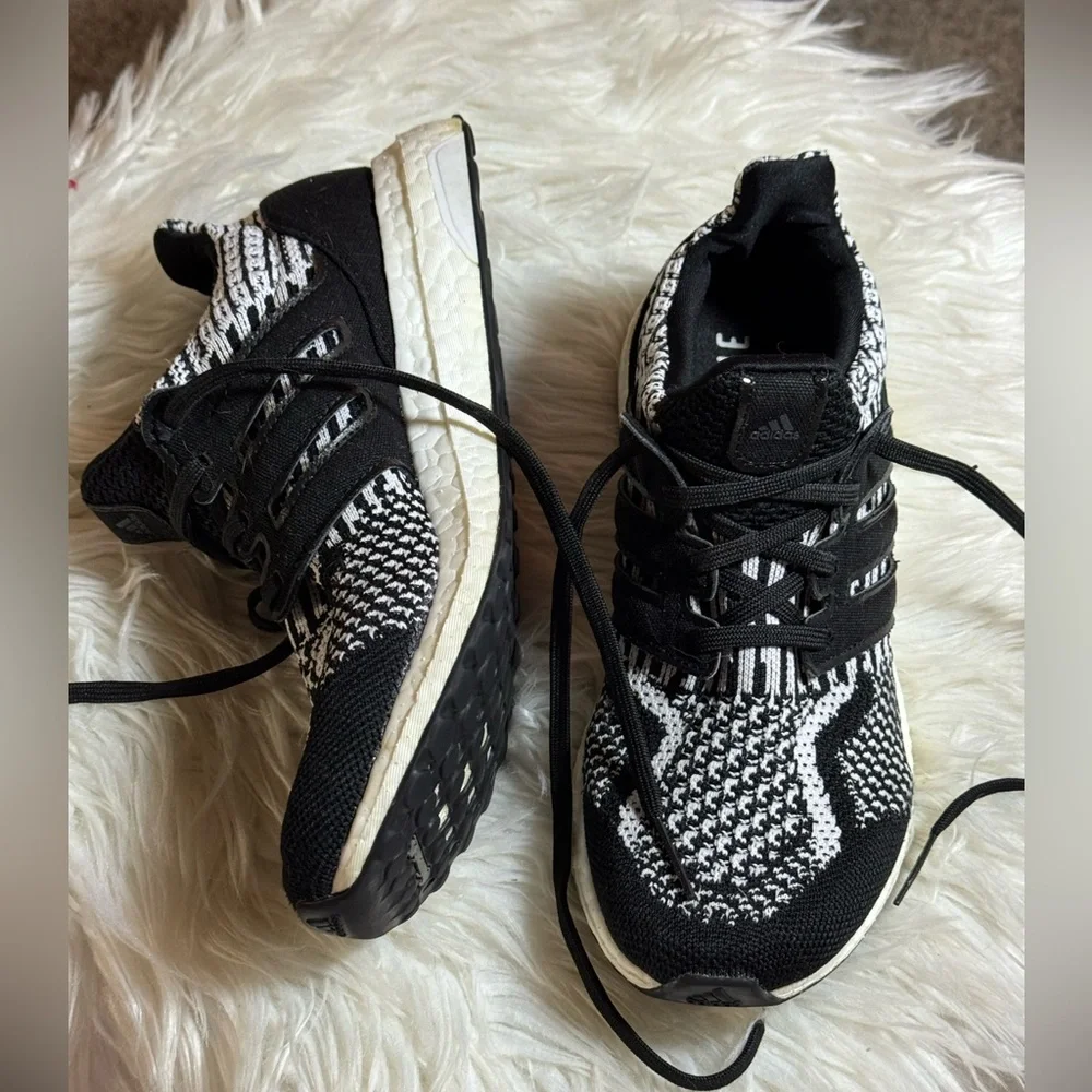 Adidas ultraboost 5 dna Sneakers womens size 6.5 J Oreo white Black Shoes 702001